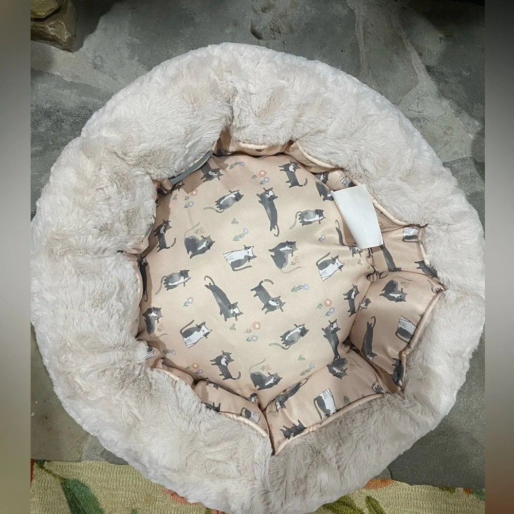 Plush super soft cat bed